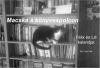 Macska a könyvespolcon